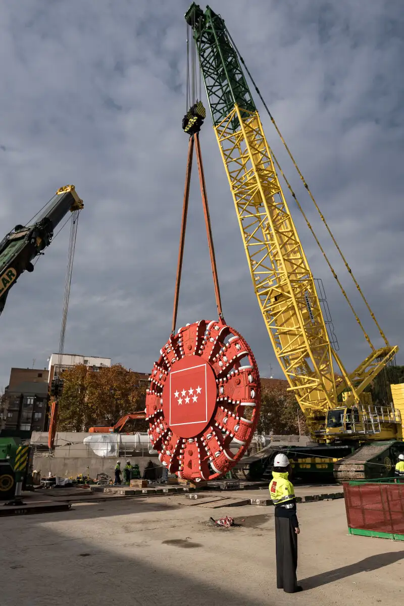 Ayuso asiste al montaje de la tuneladora Mayrit que se incorpora a los trabajos de ampliación de la Línea 11 de Metro