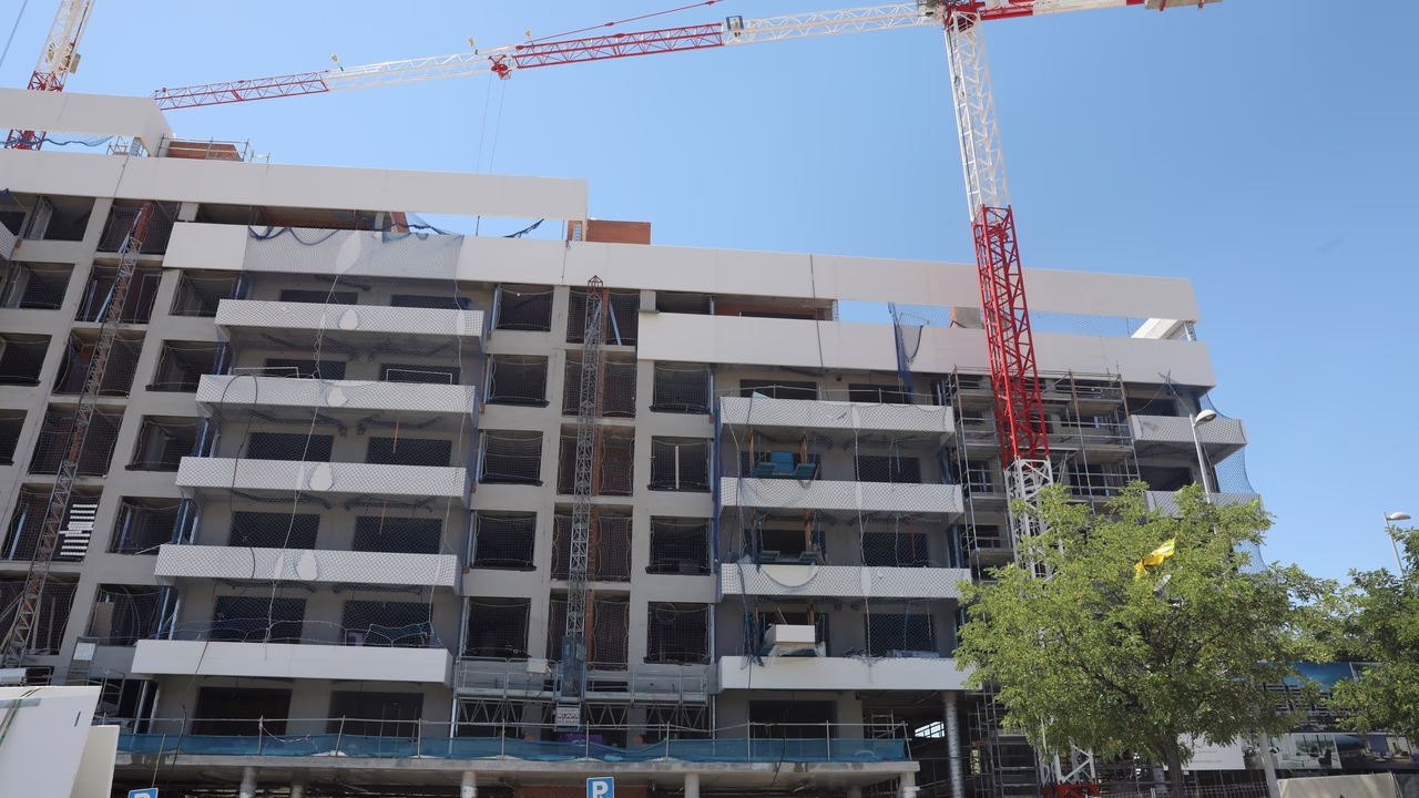 Madrid critica el "obstáculo" del Gobierno por su acuerdo con Junts, que frena la construcción de viviendas.