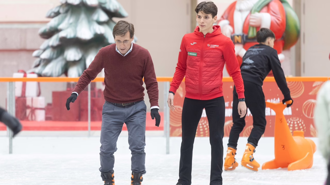 Almeida se divierte en la pista de hielo de Cibeles.