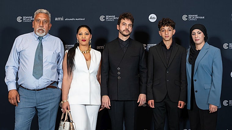 Guillermo Galoe junto a los protagonistas de 'Ciudad sin sueño' en el Festival de Cannes