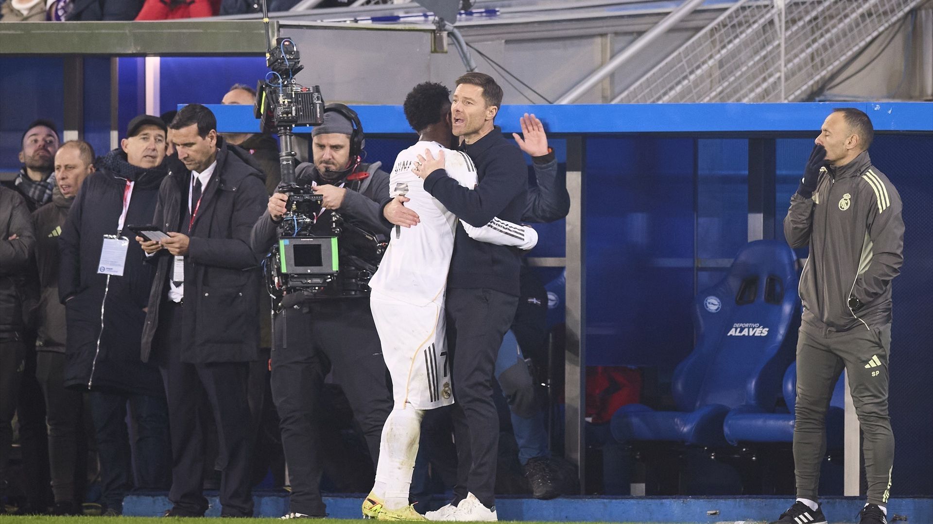El abrazo entre Xabi Alonso y Vinicius