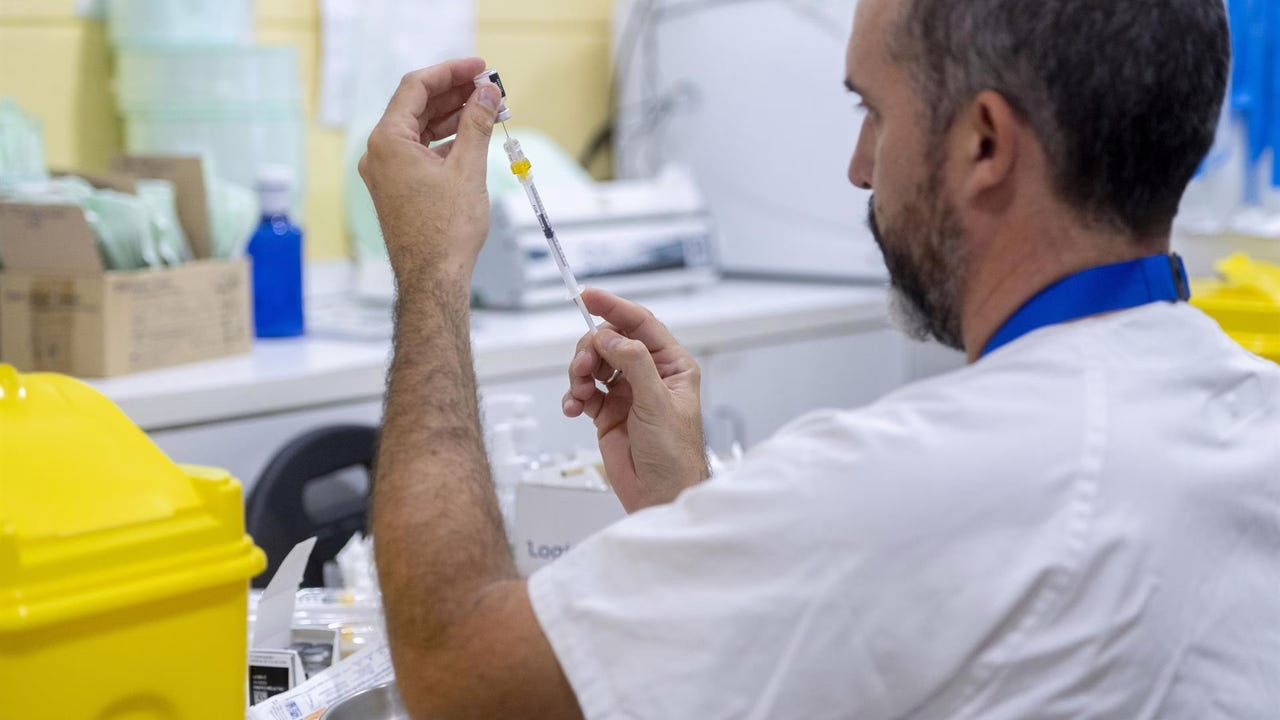 La gripe continúa en ascenso en Madrid, impulsada por la variante "k" del virus H3N2, que es más transmisible.