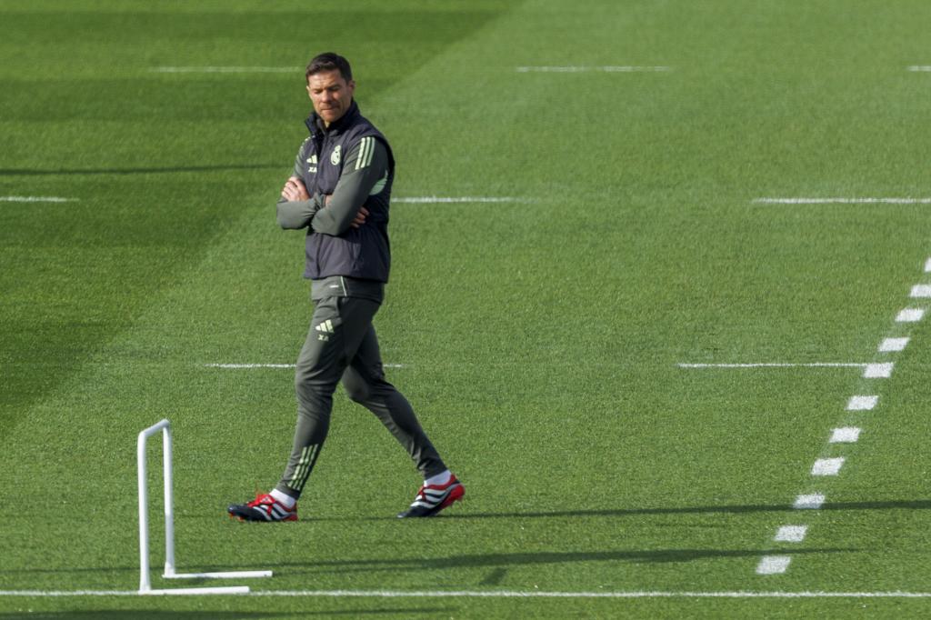 El entrenador del Real Madrid, Xabi Alonso, durante el entrenamiento previo a su partido de Liga de Campeones contra el Manchester City.