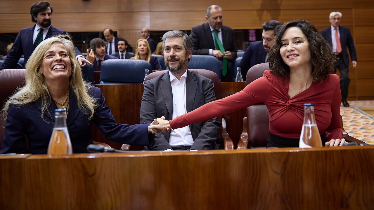 Madrid da luz verde a unos presupuestos históricos de 30.663 millones para 2026, con recortes fiscales.