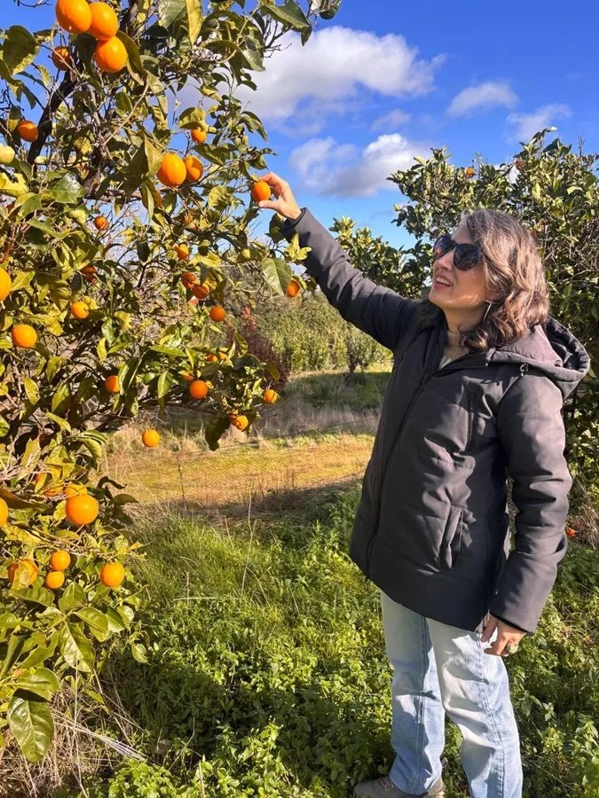 Candidata de Unidas por Extremadura Irene de Miguel durante su día de reflexión, este sábado, en el campo de unos amigos cerca de Mérida.