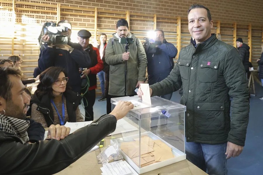 El candidato de Vox en las Elecciones de Extremadura, Óscar Fernández Calle, ejerce su derecho a voto en el CEIP Castra Caecilia de Cáceres.