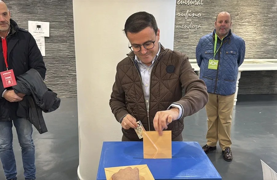 El candidato socialista Miguel Ángel Gallardo ejerce su derecho al voto en el colegio electoral del espacio cultural Rufino Mendoza en Villanueva de la Serena, este domingo.