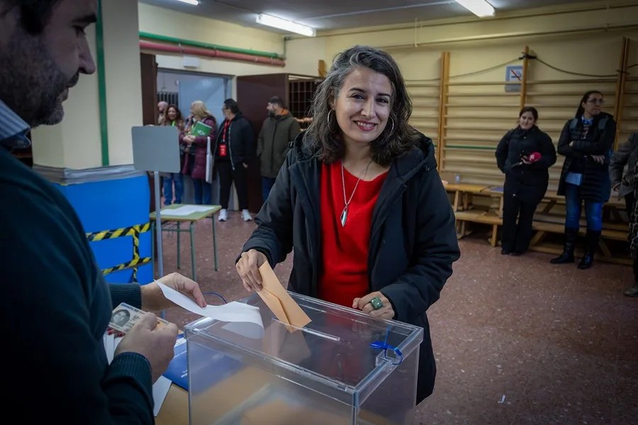 La candidata de Unidas por Extremadura a la Presidencia de la Junta, Irene de Miguel, ejerce su derecho al voto en el CEIP José María Calatrava de Mérida (Badajoz)