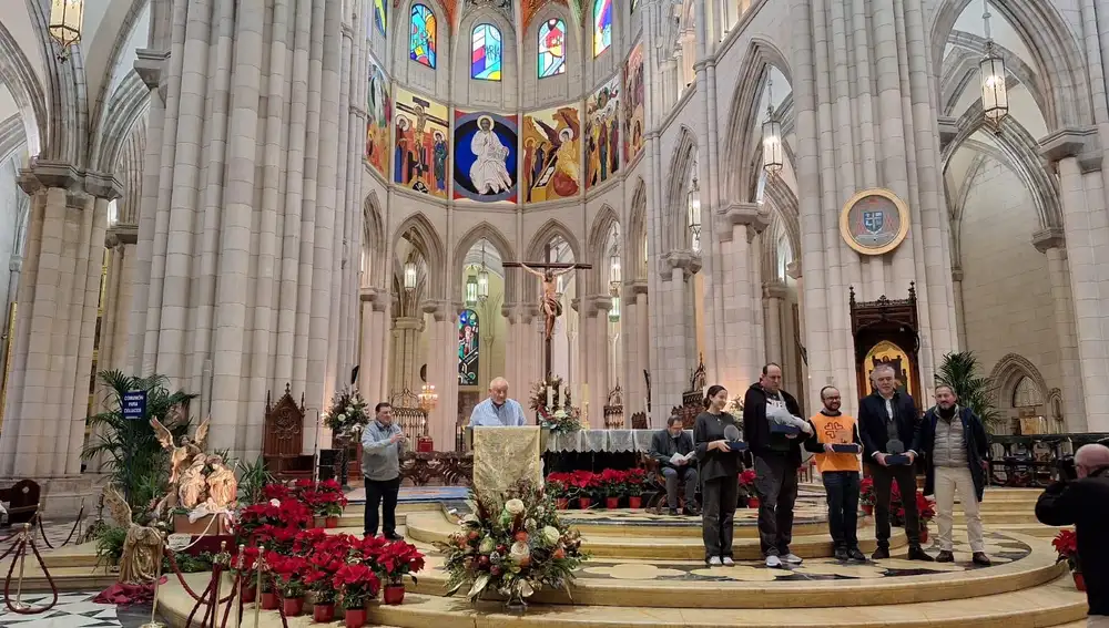 Algunos de los que participan en la iniciativa en la catedral de La Almudena