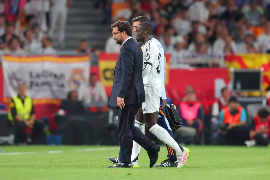 Ferland Mendy se retira lesionado durante la final de la Copa del Rey 2025 en La Cartuja.