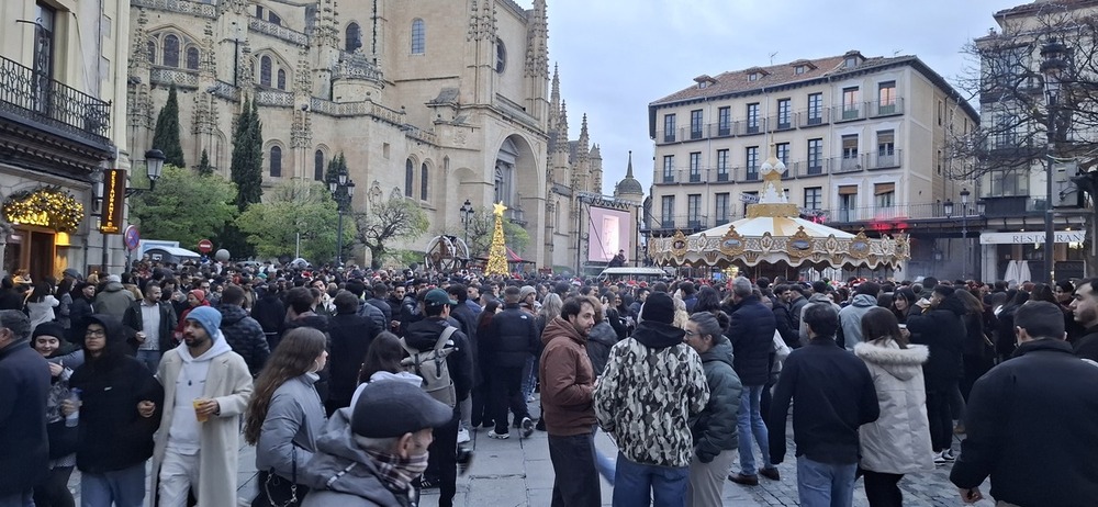 Centenares de personas han celebrado la Tardebuena en la plaza Mayor durante cuatro horas. 