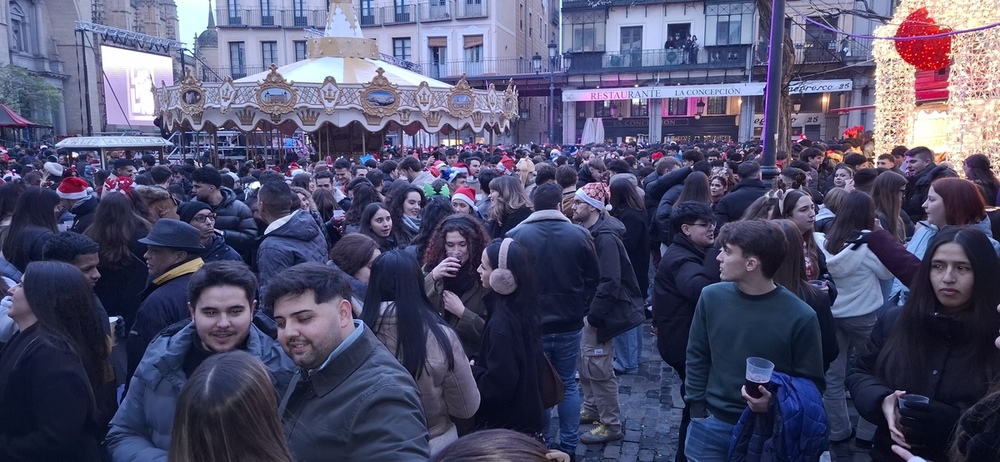 Centenares de personas han celebrado la Tardebuena en la plaza Mayor durante cuatro horas. 