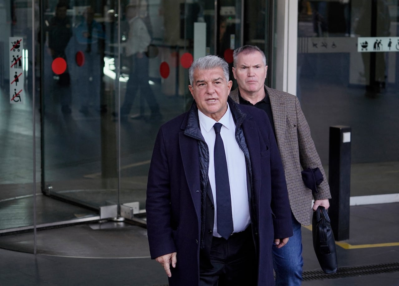 El presidente del FC Barcelona, ​​Joan Laporta, se retira tras declarar como testigo en el caso Negreira, un caso de corrupción de árbitros de fútbol, ​​ante el juzgado de la Ciudad de la Justicia de Barcelona el 12 de diciembre de 2025.(Foto de Manaure Quintero / AFP)