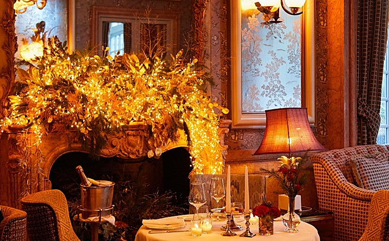 Imagen principal - La cena de Nochevieja en el hotel Santo Mauro tiene un precio de 750 euros