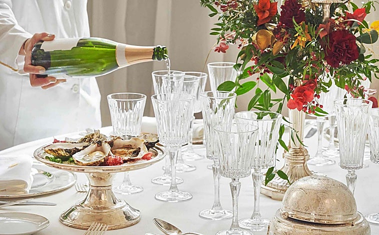 Imagen principal - La cena de Nochevieja en el hotel Ritz Madrid tiene un precio de 1.350 euros