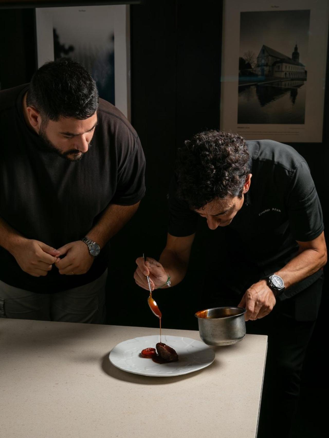 Alejandro Sánchez junto a Eneko Atxa.