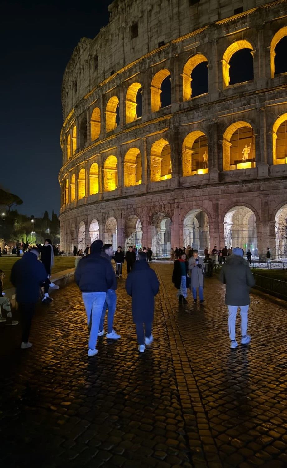 Iván Alejo con sus amigos en Roma.
