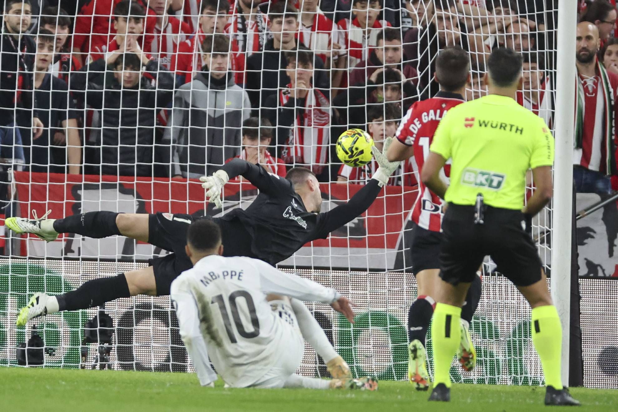 Mbappé marca el primer gol.