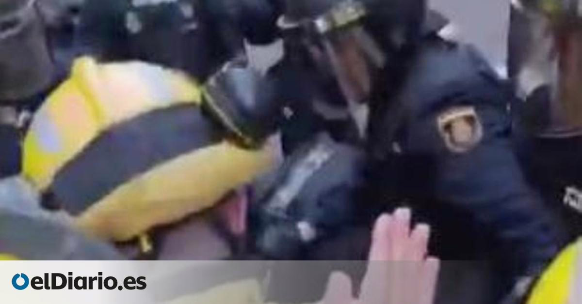 Dos arrestos y 14 heridos en una manifestación de bomberos forestales en Madrid frente a las oficinas de Tragsa.