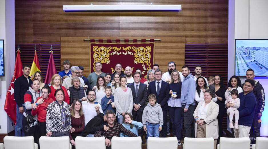 Almeida entrega 90 casas en Vicálvaro y anticipa 6,100 apartamentos de renta accesible en desarrollo para 2026.