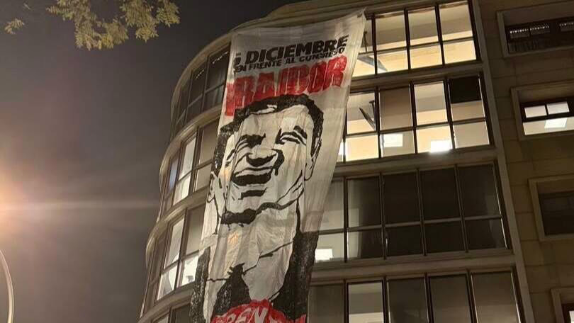 Manifestación del Frente Obrero en Ferraz con cartel contra Sánchez y anuncio de movilización para el 6 de diciembre.