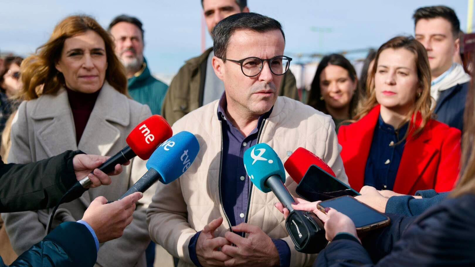 Gallardo respalda la política de cero tolerancia del PSOE y demanda la exclusión de cualquier miembro involucrado en abusos o acoso.
