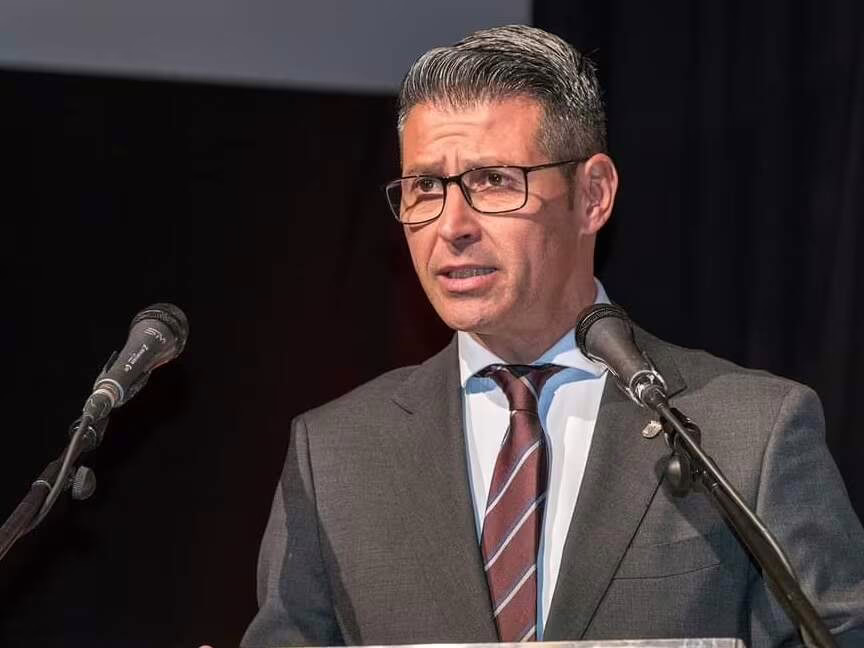 El alcalde de Almussafes renuncia a sus posiciones en el PSOE tras una acusación de acoso sexual y laboral.