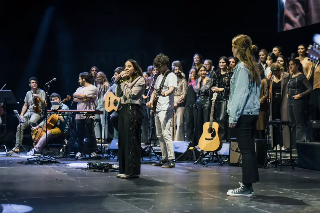 Hakuna Group Music se presenta en vivo en la Puerta del Sol.