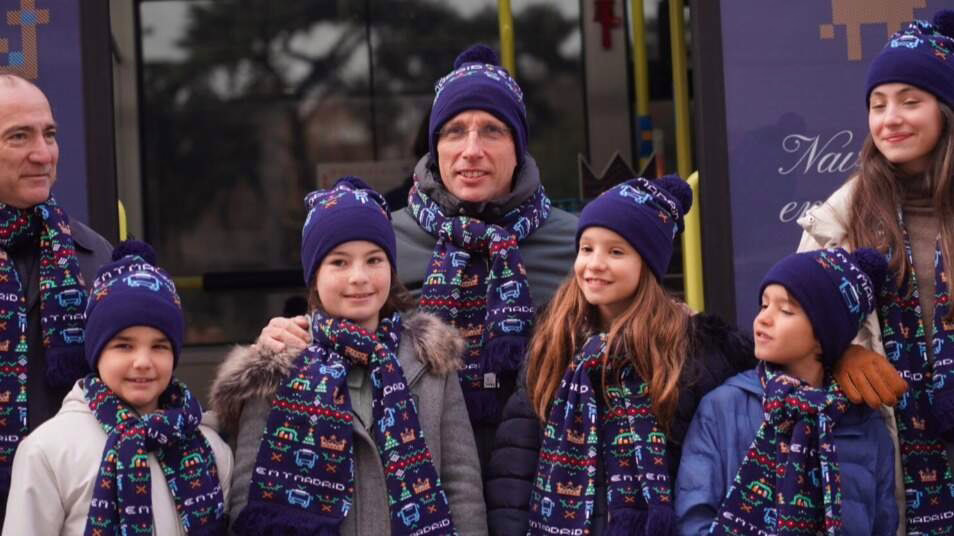 El autobús navideño de EMT regresa a Cibeles para recolectar las cartas dirigidas a los Reyes Magos.