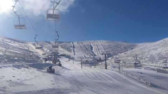 Valdesquí inicia la temporada de esquí con 10 pistas y nieve en polvo.