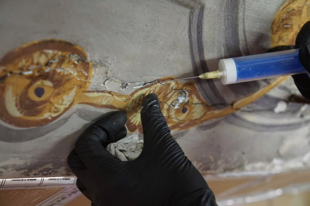 Regresan a brillar los murales barrocos de la capilla del IES San Isidro.