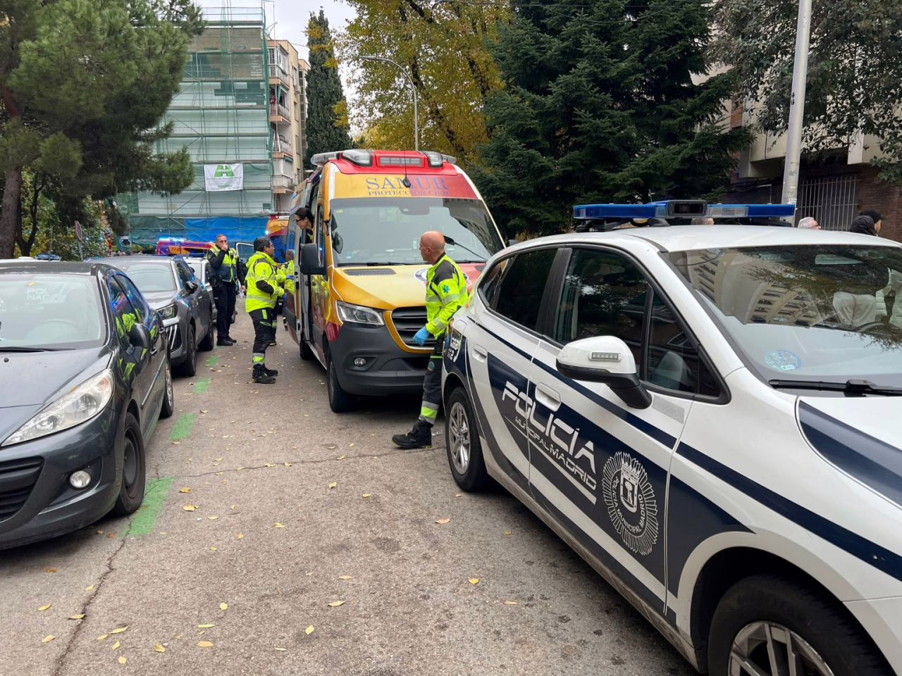 Tragedia en Ciudad Lineal: Mujer de 48 años pierde la vida y sus hijos quedan en estado crítico en el hospital.