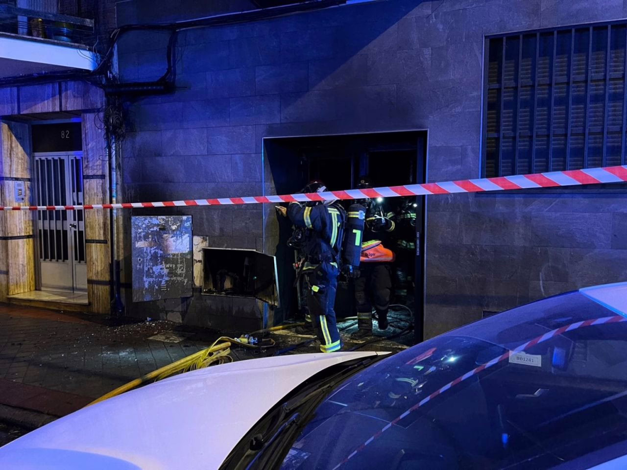 Bomberos de Madrid Salvan a 19 Personas Durante un Incendio en la Avenida de San Diego.