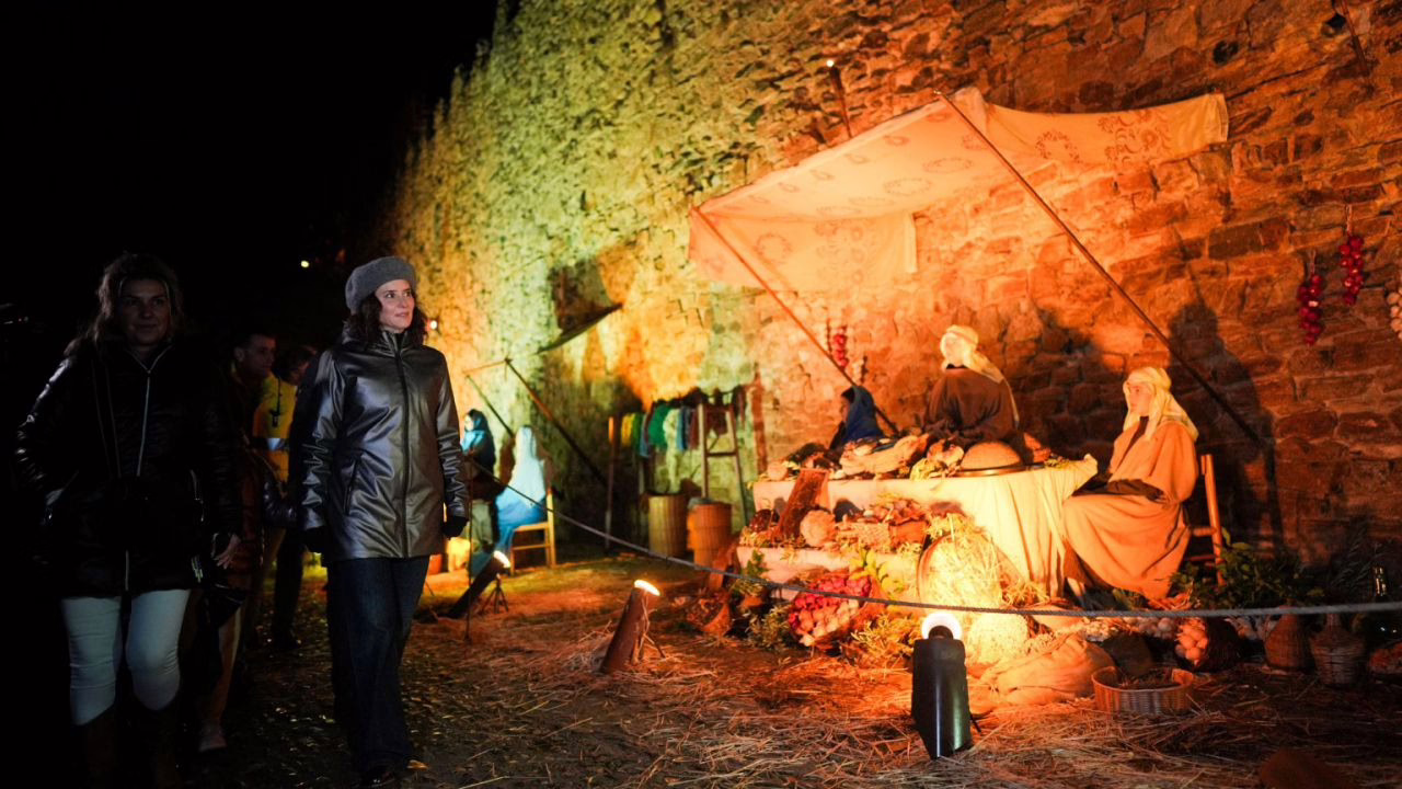 Ayuso recorre el Belén Viviente en Buitrago de Lozoya.