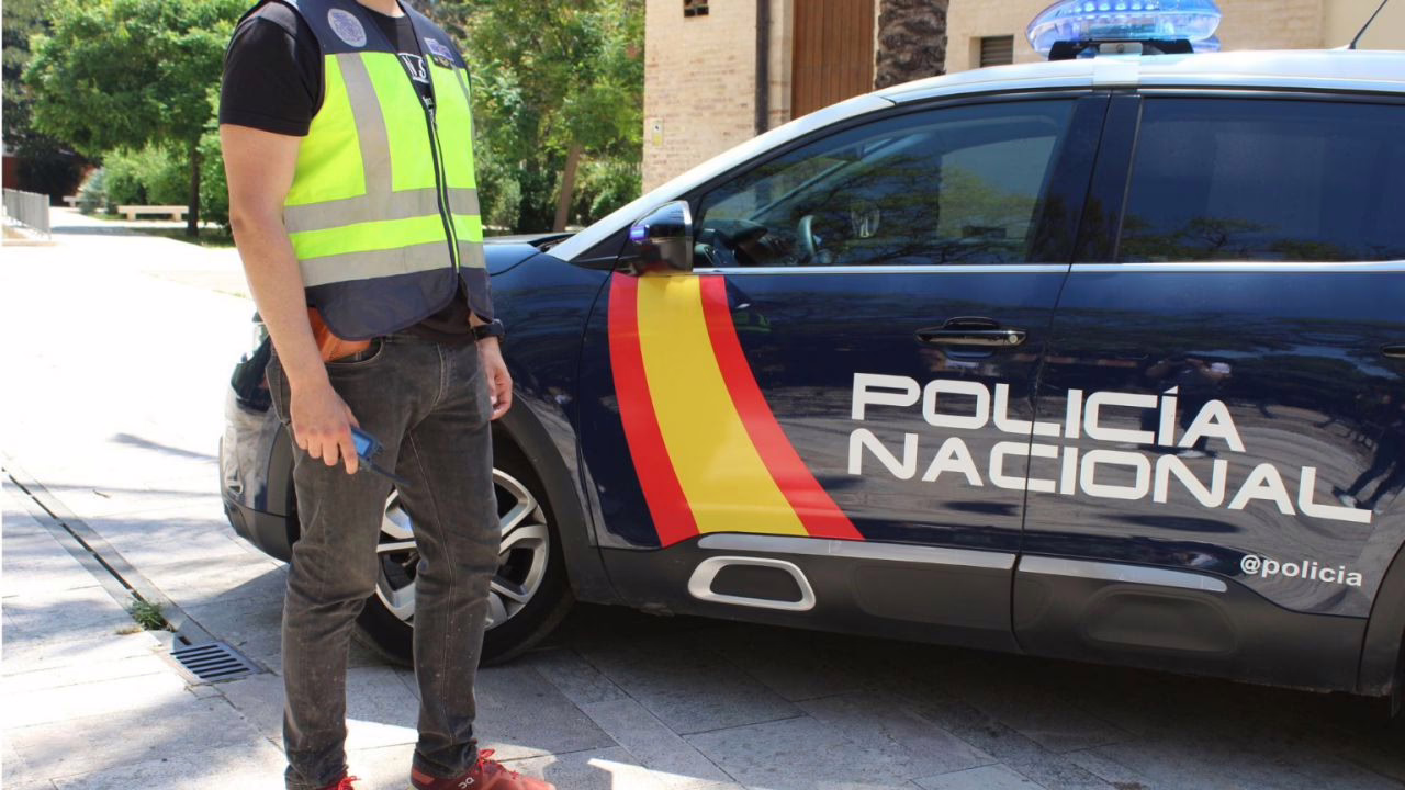Dos hombres con capuchas roban un supermercado en San Blas, llevándose vino y queso.