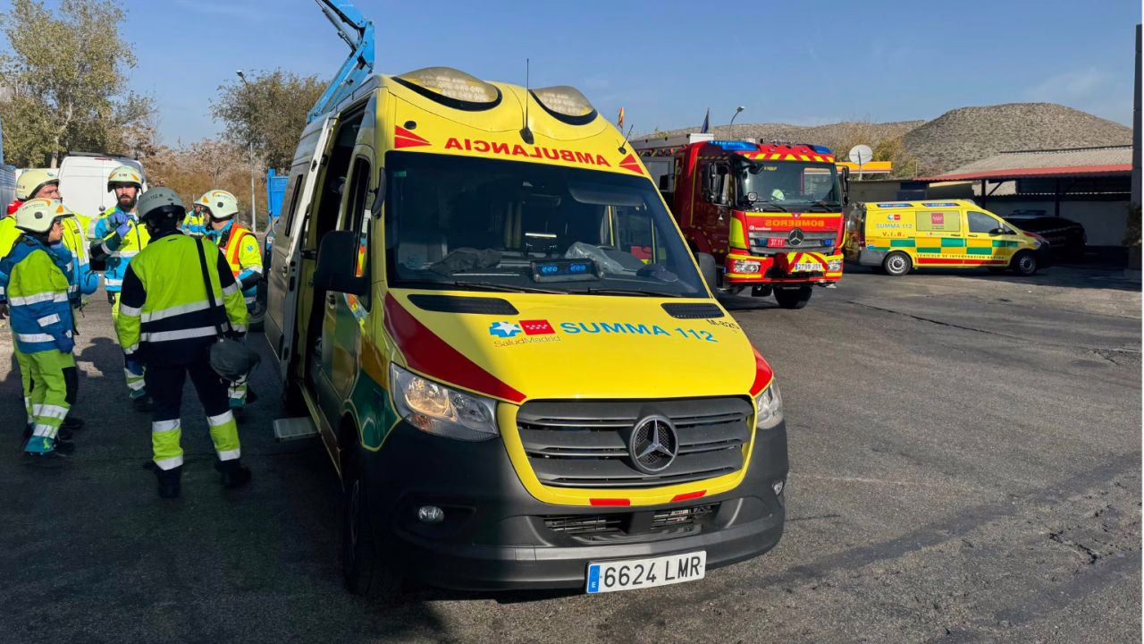 Un motociclista resultó gravemente herido al salirse de la vía y colisionar con un poste de luz en Soto del Real.
