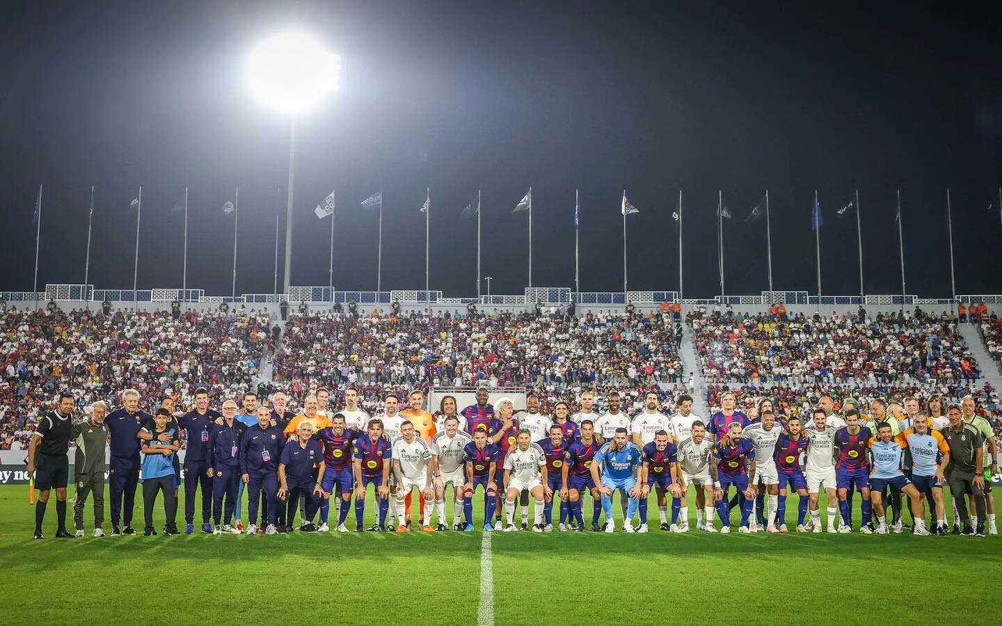 Aquí tienes algunos ejemplos:

1. "Estos son los destacados confirmados para el partido de leyendas entre Real Madrid y Barcelona"
2. "Figuras confirmadas para el encuentro de leyendas entre el Real Madrid y el Barcelona"
3. "Los grandes nombres confirmados para el partido de leyendas entre el Real Madrid y Barcelona"
4. "Figurones que participarán en el juego de leyendas entre el Real Madrid y Barcelona"

¿Te gustaría un estilo específico?