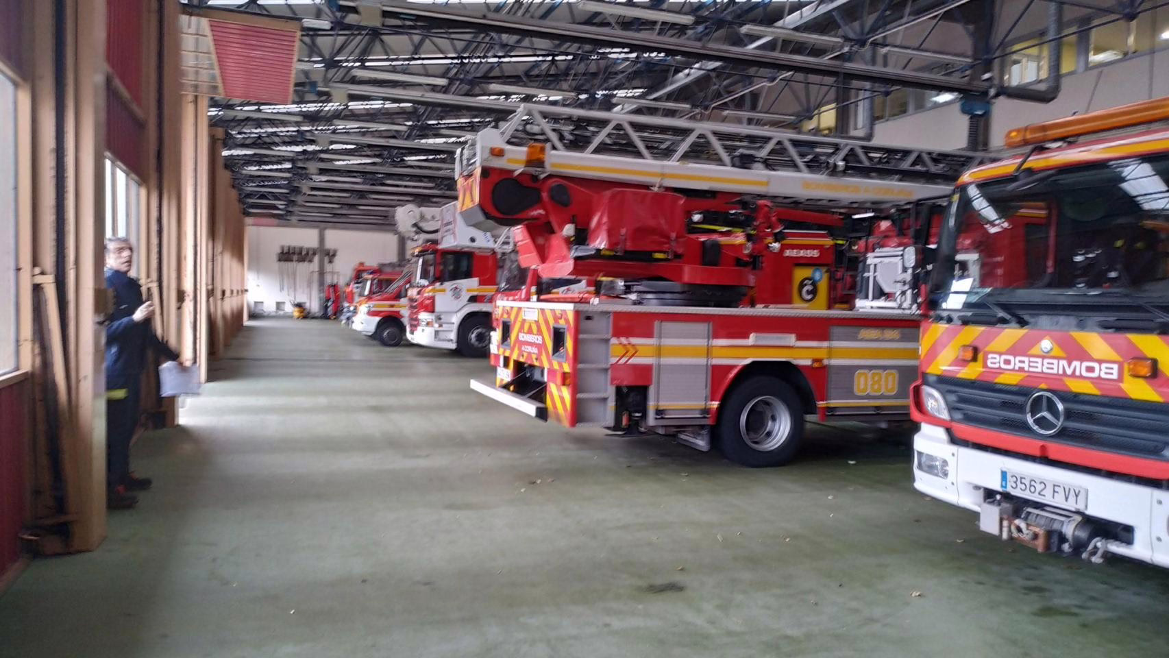 Una joven acude al parque de bomberos de A Coruña para que le retiren un anillo.