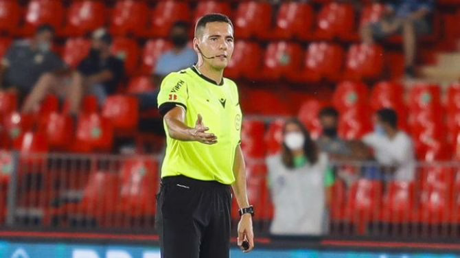 Hernández Maeso, de Extremadura, arbitrará el Betis-Barça, mientras que Muñiz estará a cargo del Athletic-Atlético de Madrid.
