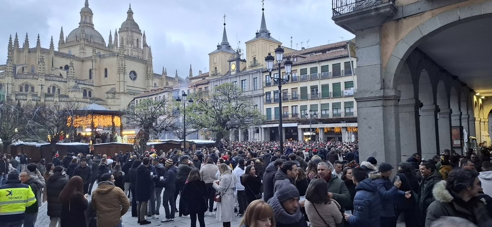 La Plaza Mayor de Segovia celebra una nueva Tardebuena llena de gente.
