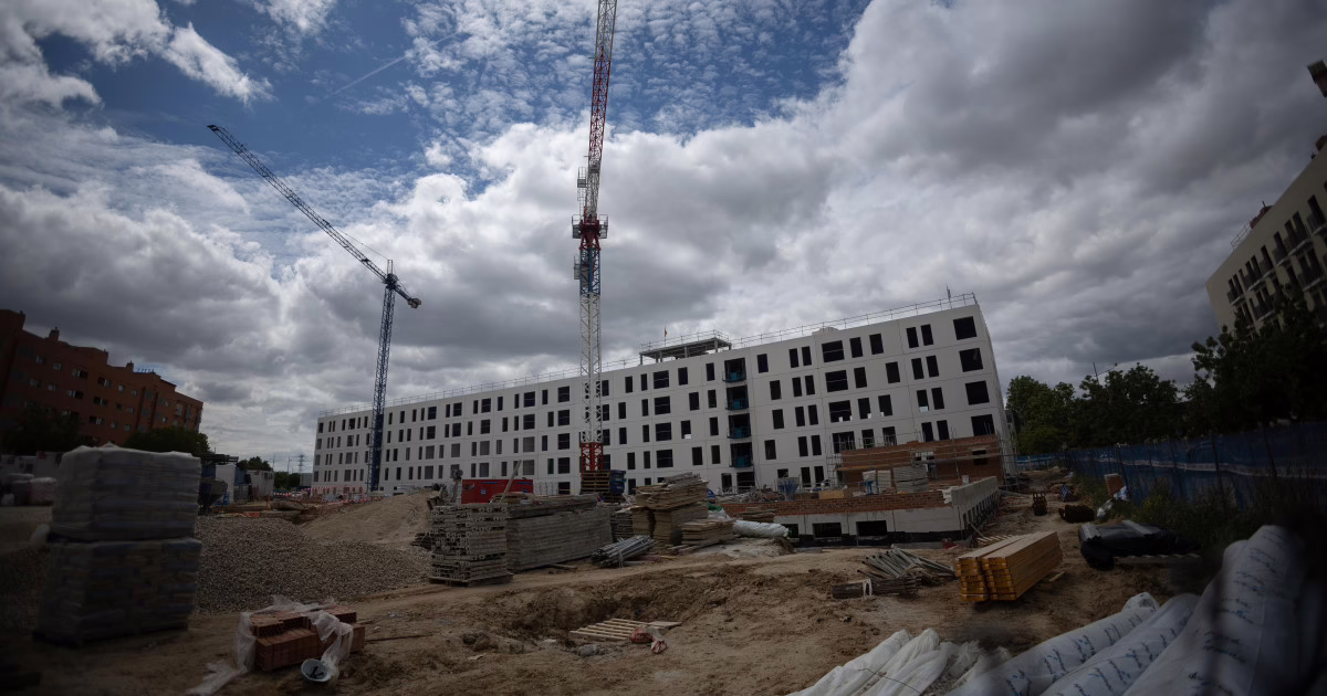Más de 100,000 hogares en peligro debido a la estrategia eléctrica de Sánchez.