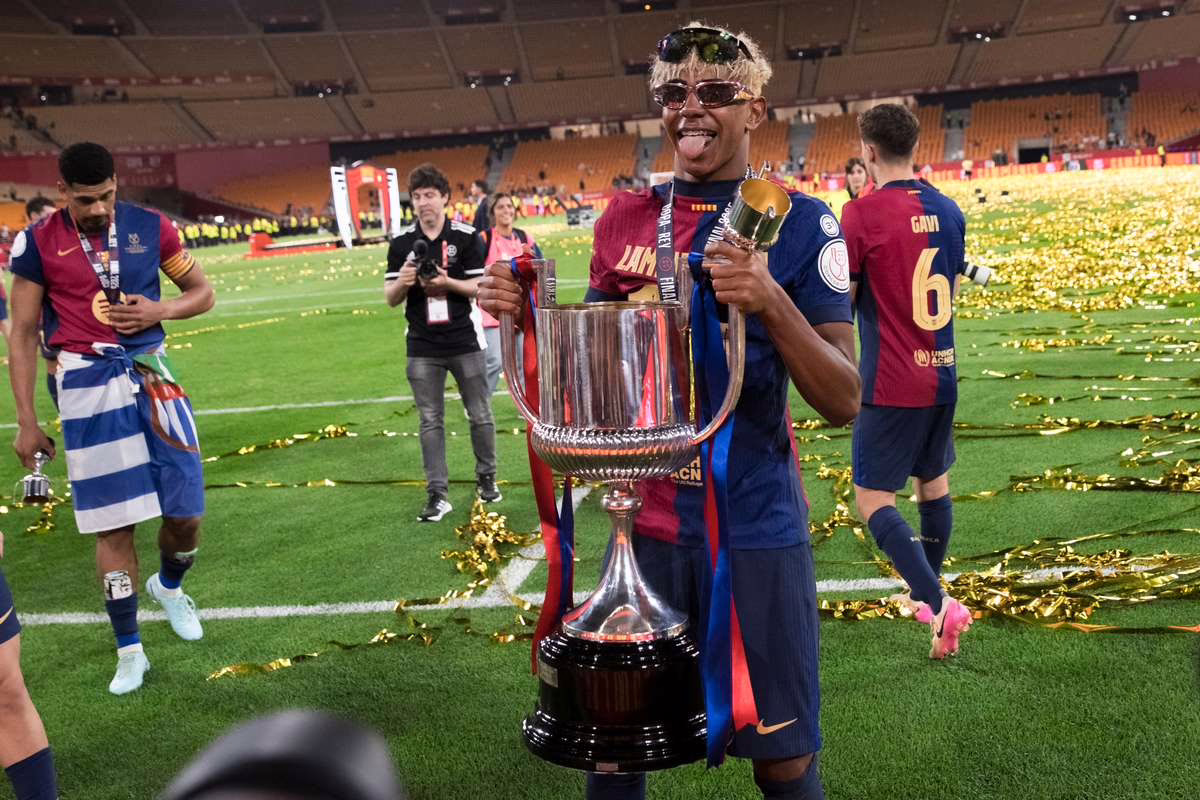 Copa del Rey: El Barça hace su aparición mostrando su título.
