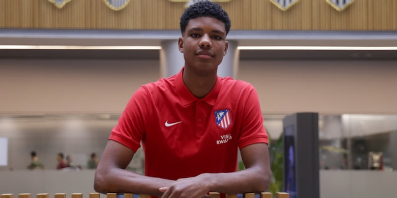 A sus 16 años, es la gran apuesta del Cholo Simeone y firmó contrato con el Atlético de Madrid