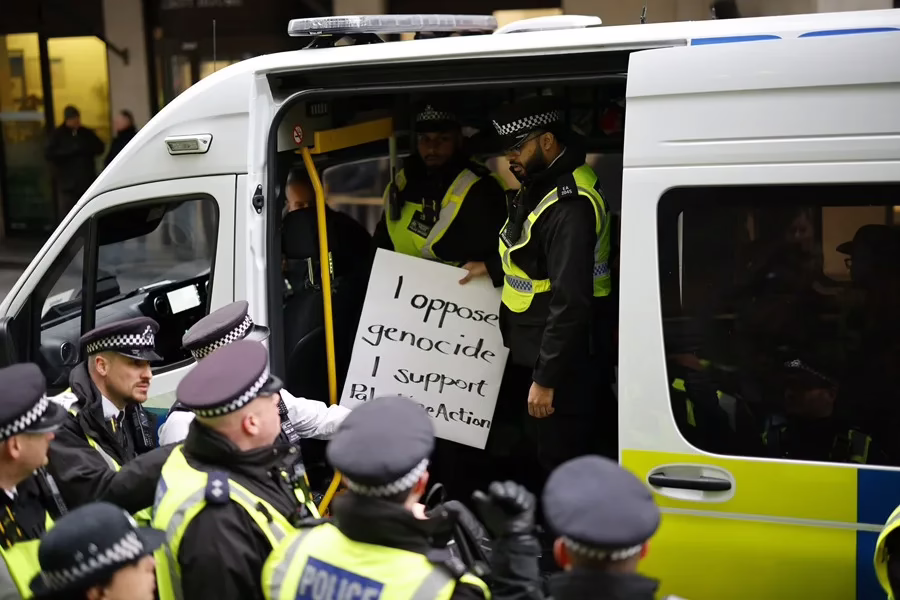 Greta Thunberg arrestada en Londres por su apoyo a la Acción Palestina.