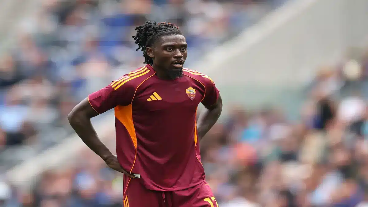 Manu Koné vestido con la camiseta de la AS Roma, disputado entre el Atlético de Madrid y el PSG en el mercado de enero 2026.