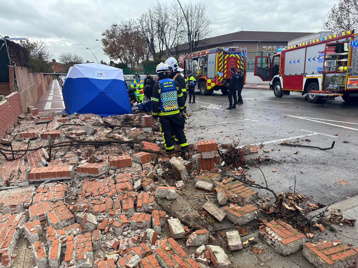 Dos peatones resultan heridos tras el colapso de un muro de 20 metros cuadrados en un chalet en Getafe | Información de Madrid