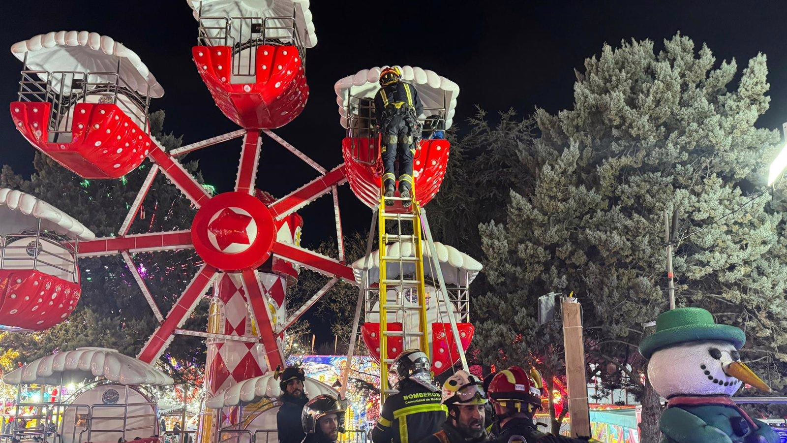 Bomberos ayudan a niños y a un adulto atrapados en una noria para niños en Móstoles.