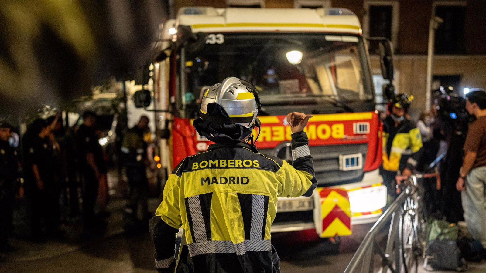 Bomberos en Madrid luchan contra un fuego en asentamientos de Fuencarral-El Pardo.