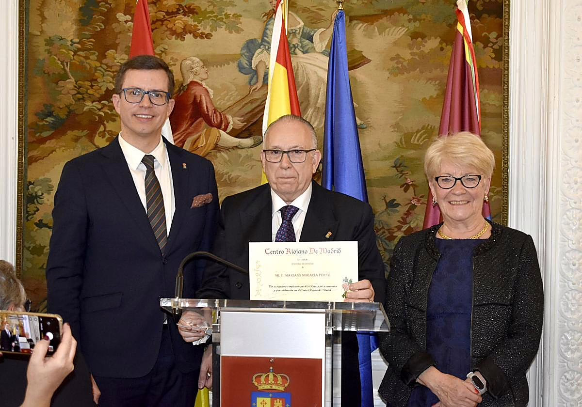 Mariano Moracia, del Café Moderno, recibe el Escudo de Honor del Centro Riojano de Madrid.