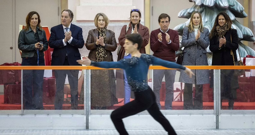 La Navidad regresa al Palacio de Cibeles con la inauguración de su pista de hielo habitual.